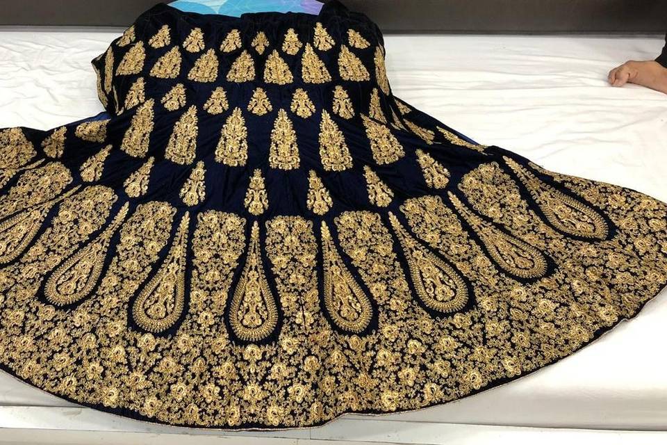 Buy Off-White Floral Embroidered Lehenga at Daisy Fashion in Gurugram | by  daisyfashion | Medium