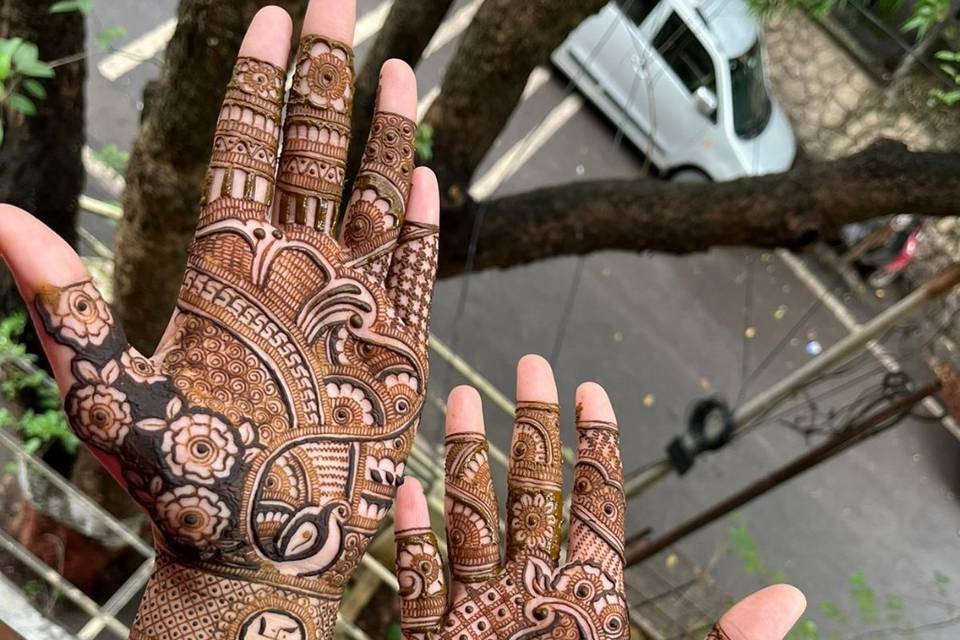 Mehndi artist