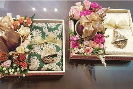 Wedding Gifts for Couple Online | Order Wedding Gifts for Couple |  FlowerAura