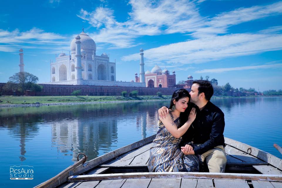 Pre Wedding Shoot At Taj Mahal