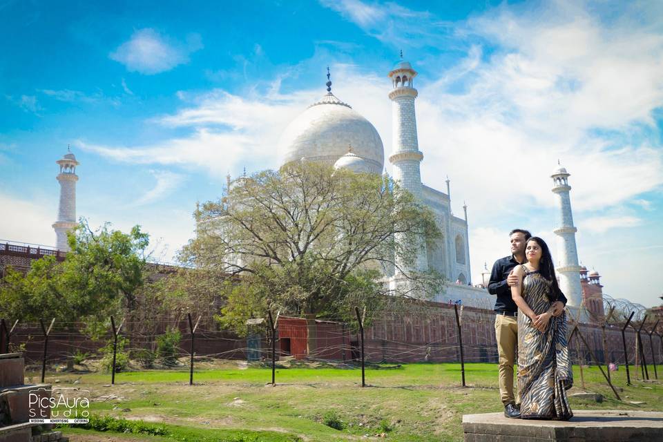 Pre Wedding Couple Taj Mahal