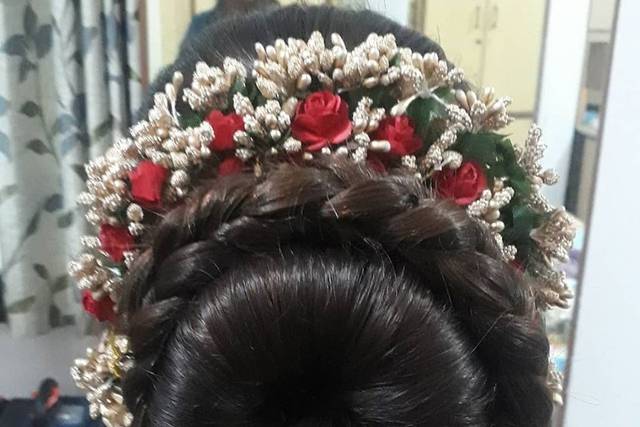 Sanvi's Flower Jewellery - Tagar & rose petals gajra😍😍🤩 #hairstyles  Real_Flowers_hairaccessaries😍😍🤩🤩🎊 #babyshowerjewelry  #Realflowersjewellery #Artificialflowersjewellery #Dryflowersjewellery  #flowersjewellery #floraljewelry #flowerjewellery ...