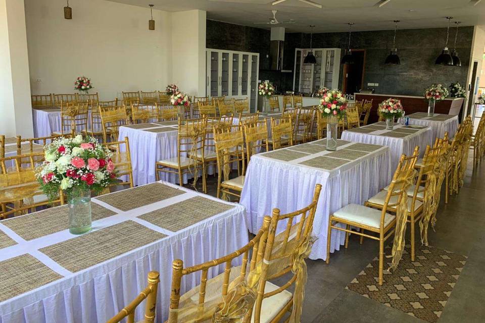 Dining setup with centrepiece