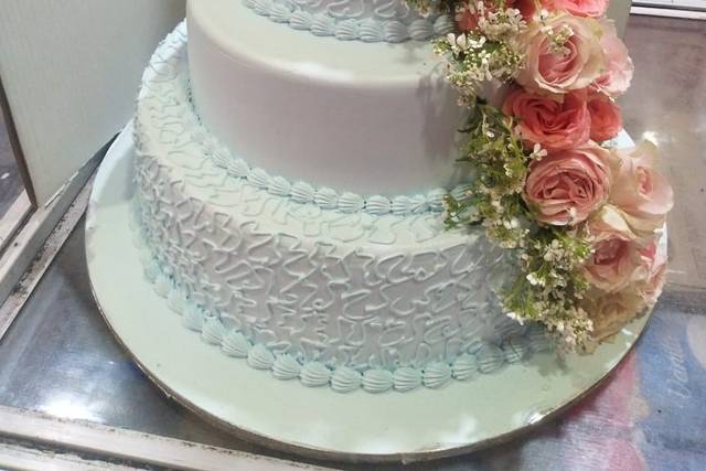 Elegant cake - Decorated Cake by Monika - CakesDecor