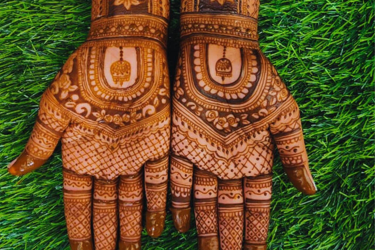 Bridal Henna Artist available to travel all kerala Mainly based Calicut ,  Malappuram, Kannur, Trissur , Palakkad , Ernakulam Dm/ call… | Instagram