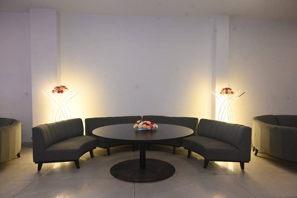 Banquet hall center table