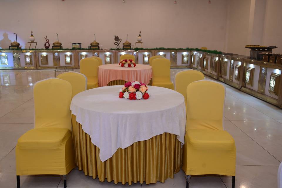 Banquet hall table