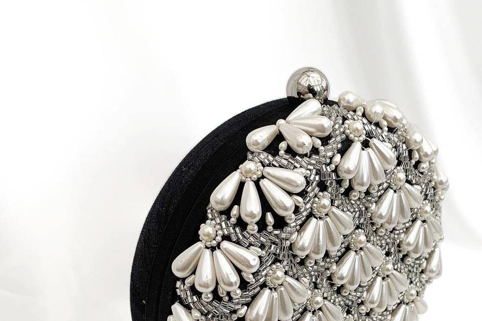 Velvet clutch pearl embellishm