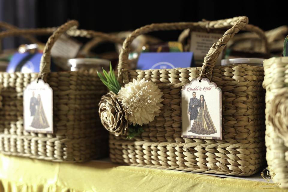 CUSTOMIZED HAMPERS FOR GUESTS