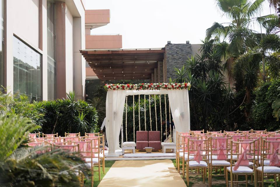 Minimal wedding mandap decor