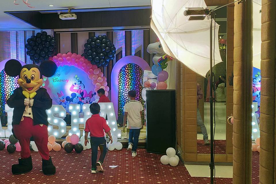 Emerald Door, Vashi