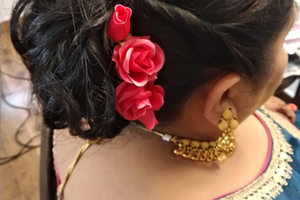 12.Bun Hairstyle with gajra | Indian bridal hairstyles, Bridal hair buns,  Bun hairstyles