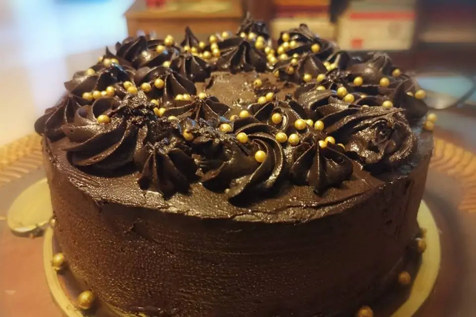 Woman receives birthday cake with 'send cutlery' written on it from Zomato-  Watch video | Viral News - News9live