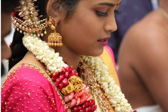 Bridal Makeup Artist in Coimbatore, Wedding Makeup Artist in Coimbatore,  Professional makeup artist in Coimbatore, Beauty parlours in coimbatore -  shazzbridallounge.in