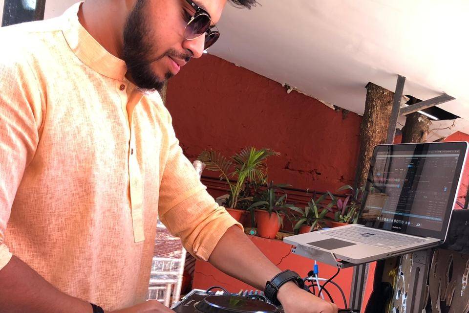 DJ Akey, Pune