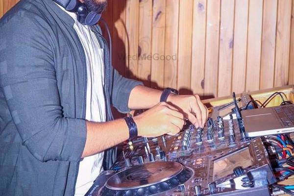 DJ Akey, Pune