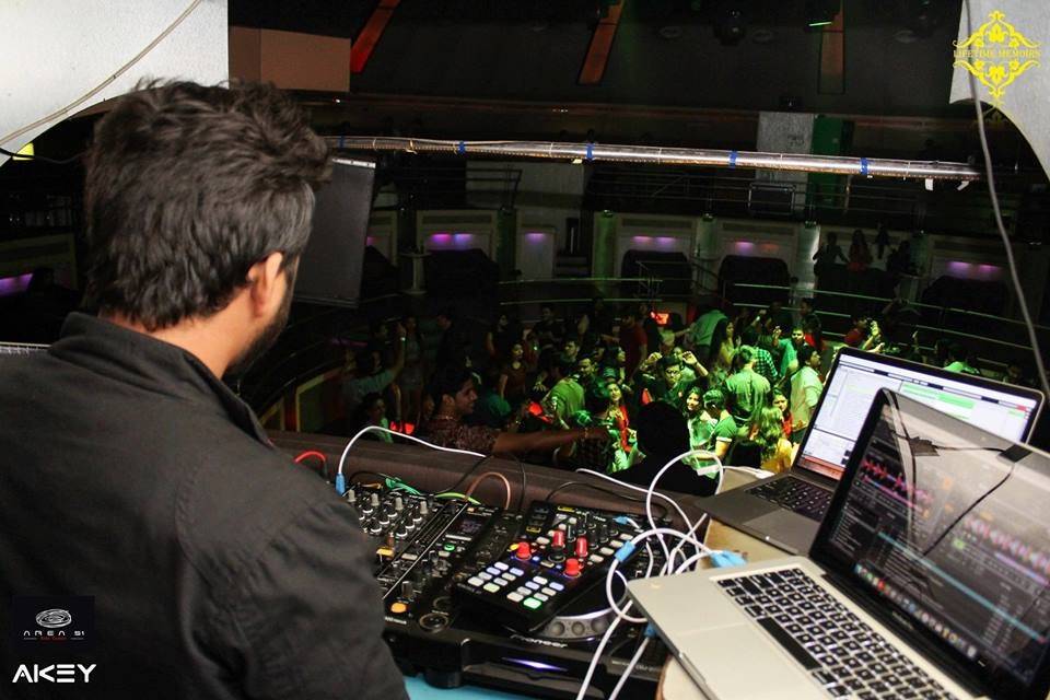 DJ Akey, Pune