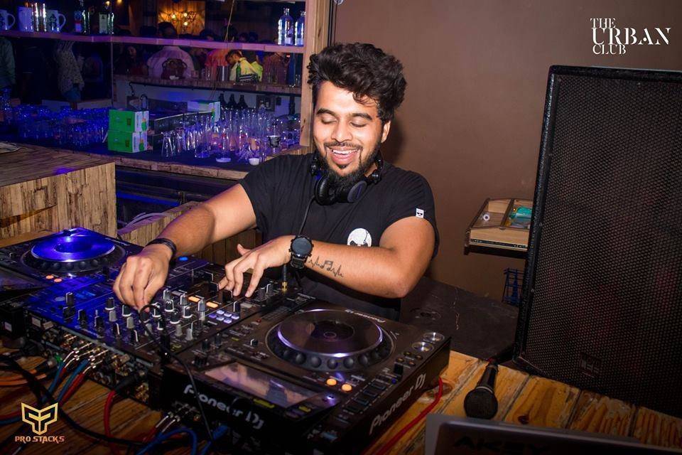 DJ Akey, Pune