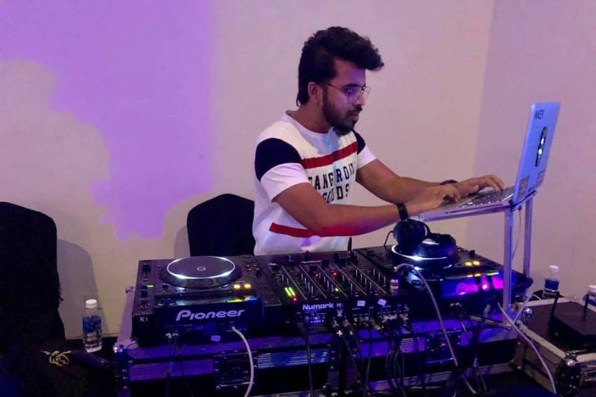 DJ Akey, Pune