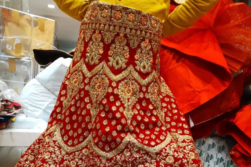 Lucknow Wedding Shopping: लखनऊ के इस बाजार में मिलते हैं सबसे सस्ते और  डिजाइनर ब्राइडल लहंगे - wedding shopping cheapest and designer bridal  lehengas available in lucknow market – News18 हिंदी