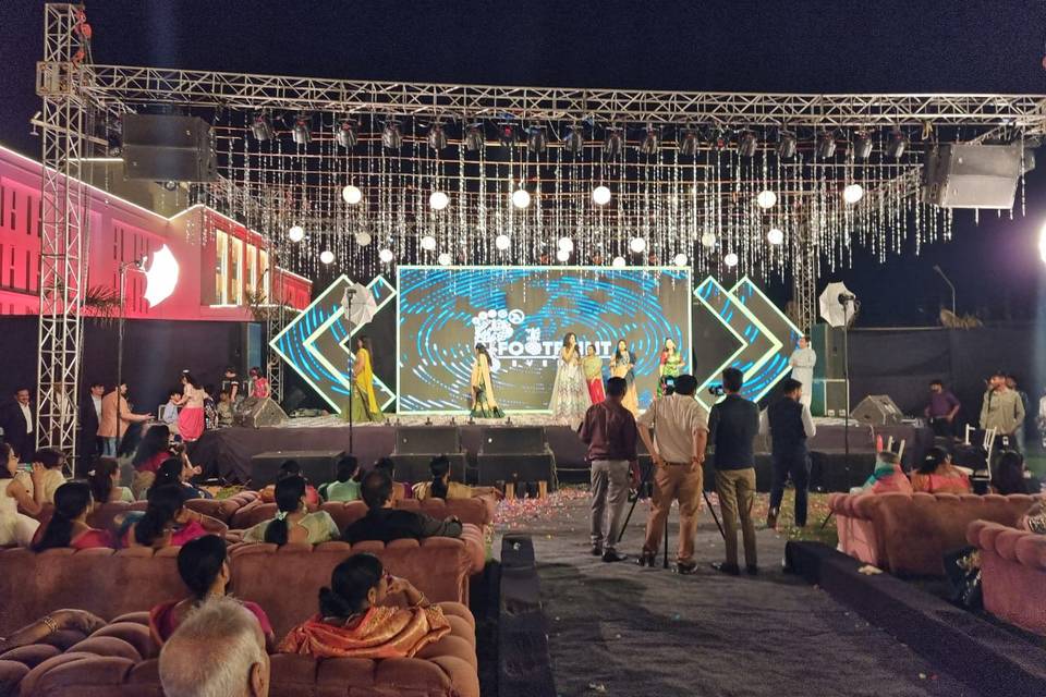 ENTERTAINMENT STAGE