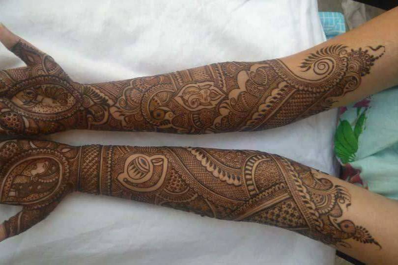 Back hand Mehndi creation