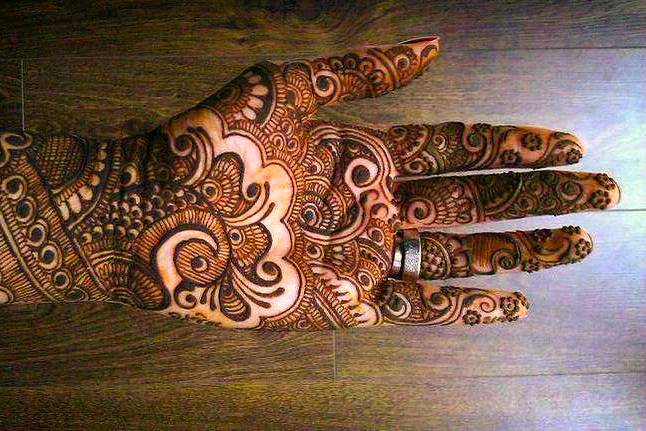 Floral back hand Mehndi design