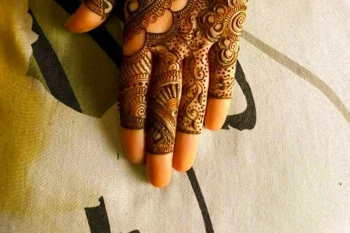 Front hand Mehndi creation