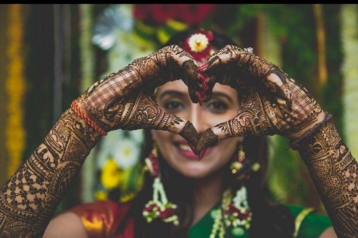 My new bride mehandi pose booking for bridal mehendi engagement mehandi  normal mehandi marwadi mehandi Bombay cut mehndi designs are Arabi… |  Instagram