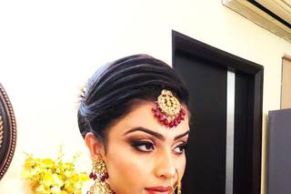 Dolly Chandra Makeup Artist
