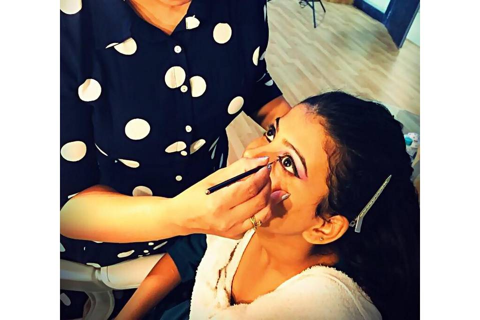 Dolly Chandra Makeup Artist