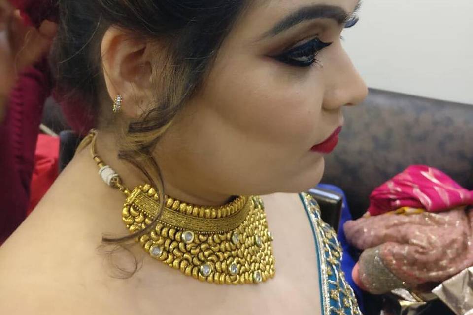 Dolly Chandra Makeup Artist