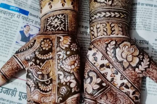 priyanka deepika to sonam anushka bollywoood actress bridal mehendi design  and colors bollywood actress mehandi looks see photos | मेहंदी वाले हाथ:  पिया के नाम की मेहंदी लगाए खूब इठलाई ये बॉलीवुड