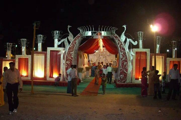 Entrance Decor and Passage