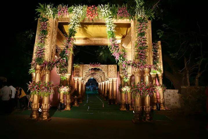 Entrance Decor and Passage