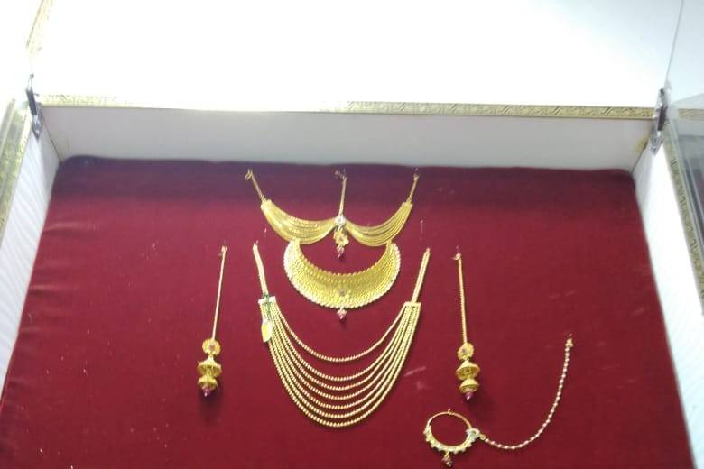 Necklace & earrings