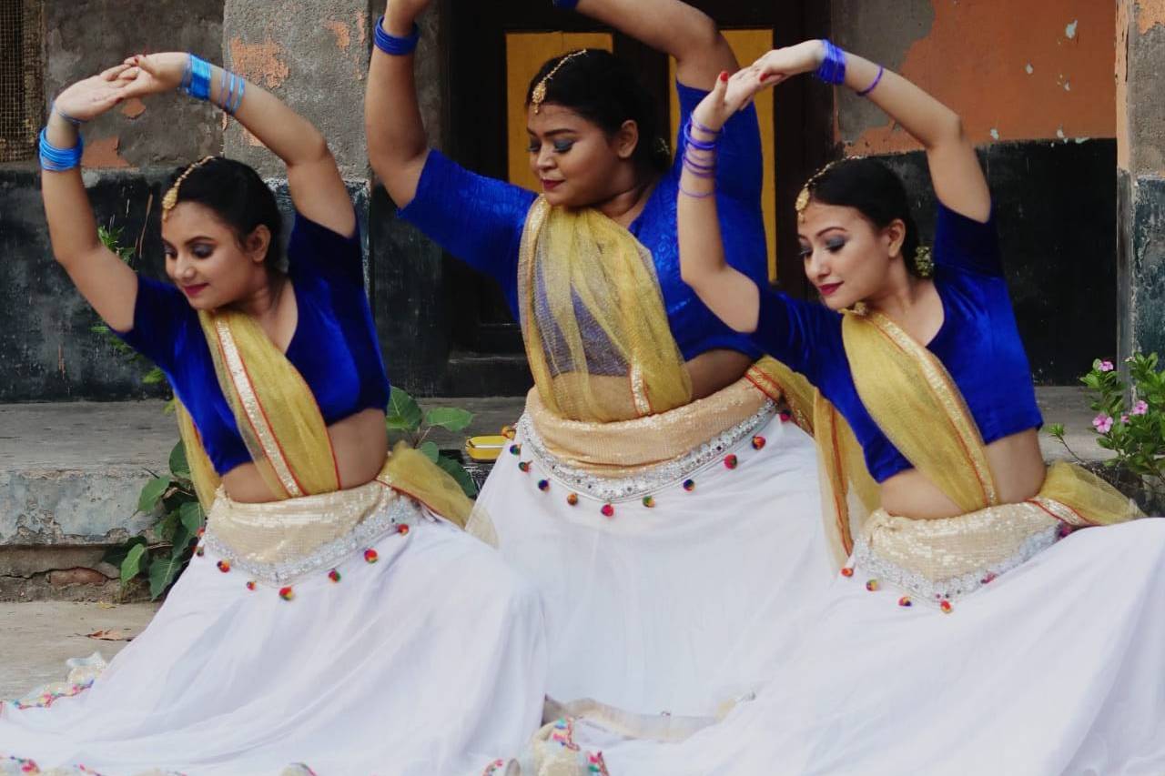 Semi classical Dance |Peacock theme | Jiya jale | Barso re | Krishna theme  song mahabharat - YouTube | Groom style wedding, Peacock theme, Dance  dresses