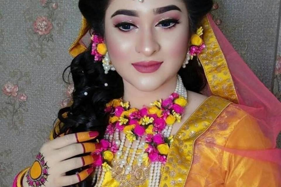 Beautiful mehndi makeup