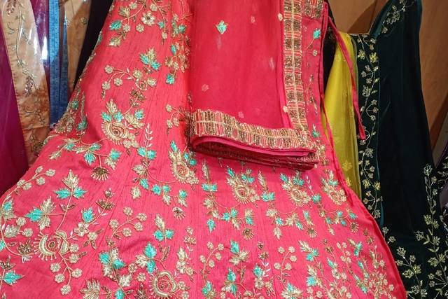 PPT - Wholesale Lehenga Shops in Chandni Chowk at Sumangal Saree PowerPoint  Presentation - ID:12734402