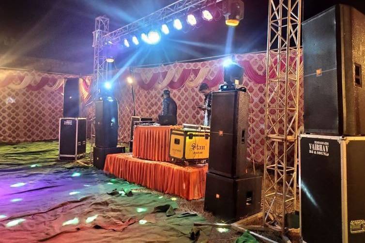 DJ setup with side truss