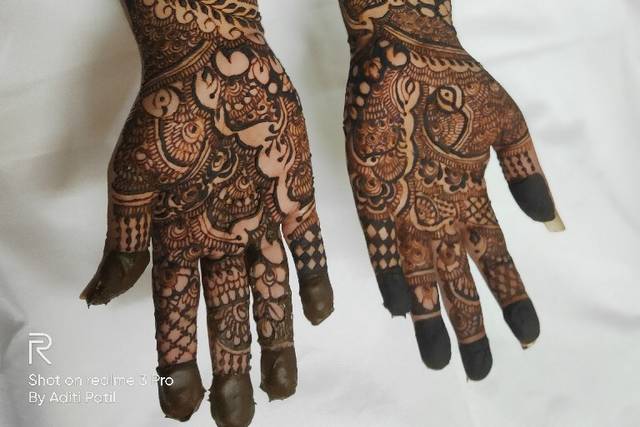 A Vertical Shot Of Design Of Mehndi On Brides Hands Stock Photo - Download  Image Now - iStock