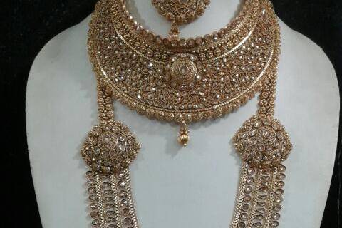 Heavy set jewellery