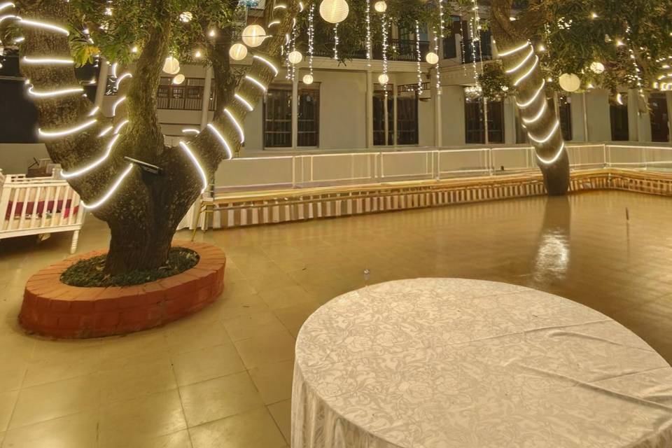 Courtyard lighting