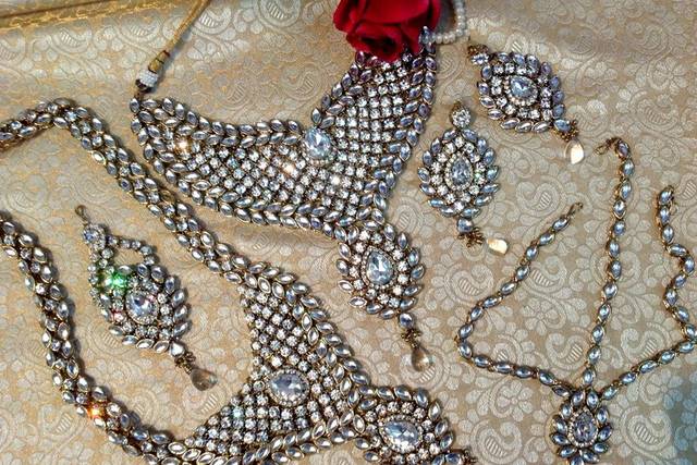 Malhotra deals artificial jewellery