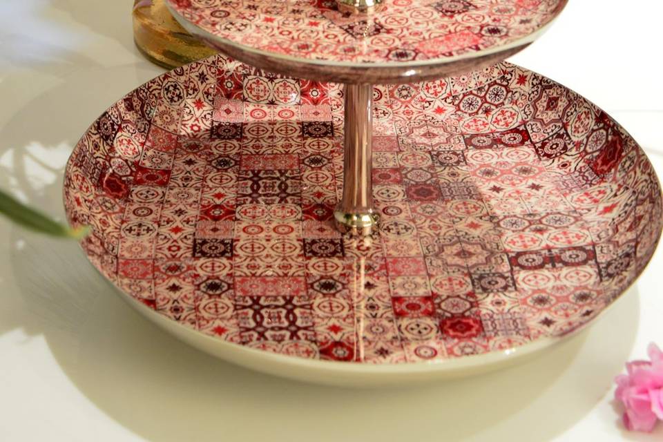 Enameled cake stand