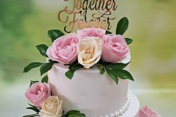 Wedding cake with fresh flower