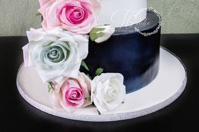 CSDWD001- Cushion Chocolate Wedding Cakes at best price in Chennai