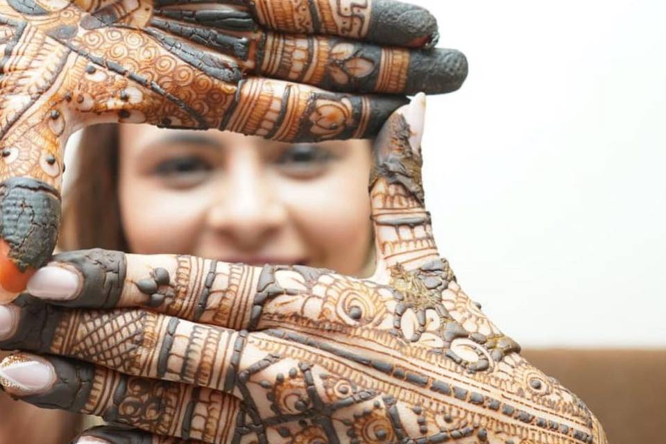 Charmi Gala Mehendi Artist