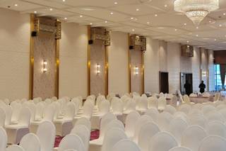 Solasta Stays and Banquets