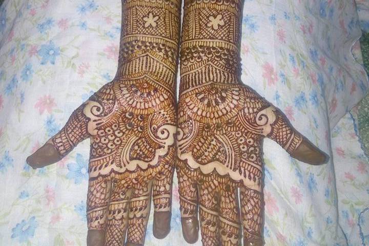 Zeba's mehendi designs - Bride's Mom all set for promotion as mother in  law😍 Zeba's Mehendi designs😍. -Coimbatore. 💅💍💄Mehendi to be done for  all occasions!! 👍Herbal,neat and good stain👌 Mehendi guaranteed🙌. Mehendi
